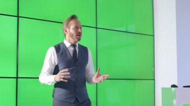 sunu ve yeşil ekran video duvar ile etkileşim 4 k işadamı