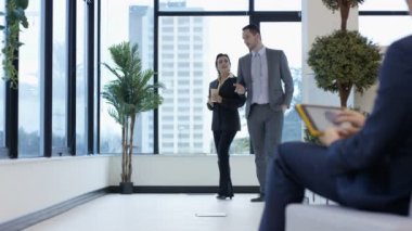 4 k Kurumsal şehir işçiler ofis binası ile yürürken sohbet