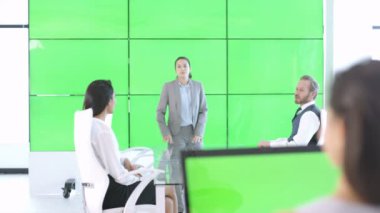 4 k genç iş kadını sunu ve yeşil ekran video duvar ile etkileşim