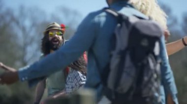 Festival kamp alanında gelen 4 k mutlu hipster arkadaşlar
