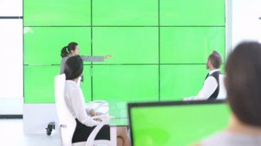 4 k iş takım büyük yeşil ekran video duvar ile etkileşim bir toplantıda