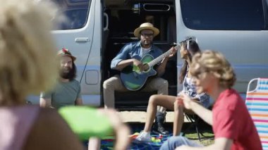 4 k Hipster grubu ile müzik festivali kamp alanında eğleniyor camper van