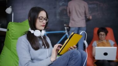 4k gülümseyen işkadını trendy yaratıcı Office dijital tablet üzerinde çalışan portresi