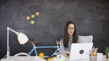 4k çalışma yaratıcı office gülümseyen iş kadını portresi