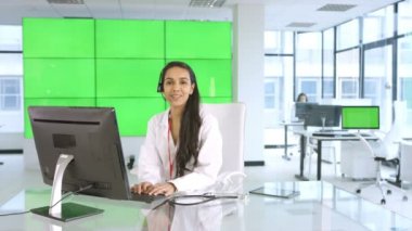 4 k sağlık işçisi yere belgili tanımlık telefon, yeşil arka plana sahip bir hasta yardımcı