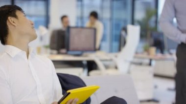 4k Ofis, belge üzerindeki getiren iş arkadaşınız tablet bilgisayar kullanarak Asya iş adamı