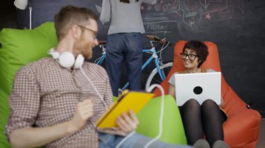 4k trendy yaratıcı ofiste bilgisayar üzerinde gülümseyen işadamı portresi