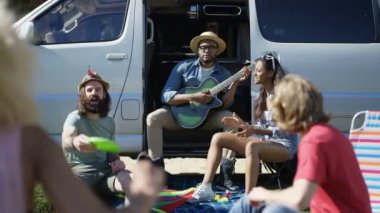 4 k Hipster grubu ile müzik festivali kamp alanında eğleniyor camper van