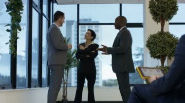 4 k karışık etnik köken iş grubu ayakta pencere ve şehir ofiste sohbet