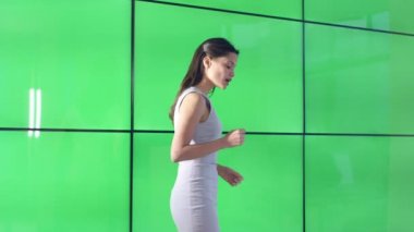 4 k genç iş kadını sunu ve yeşil ekran video duvar ile etkileşim