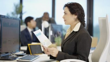 4k arka planda meslektaşları ile şehir Office gülümseyen işkadını portresi