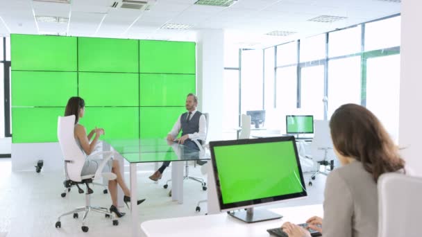 Equipe Negócios Escritório Moderno Tela Verde Parede Vídeo Monitores Computador — Vídeo de Stock