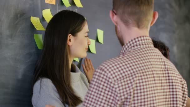 Portrét Usmívající Muž Kolegy Brainstorming Poznámkou — Stock video