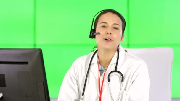 Smiling Medisch Adviseur Gesprek Met Klant Patiënt Groene Achtergrond — Stockvideo