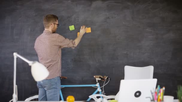 Retrato Hombre Negocios Sonriente Trabajando Una Oficina Creativa — Vídeos de Stock