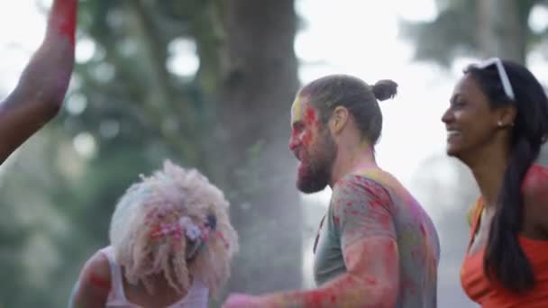 Glückliche Hipster Freunde Auf Musikfestival Tanzen Und Werfen Buntes Puder — Stockvideo