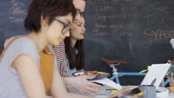 Grupo Jovem Usando Computadores Tomando Café Lanches Café Internet — Vídeo de Stock