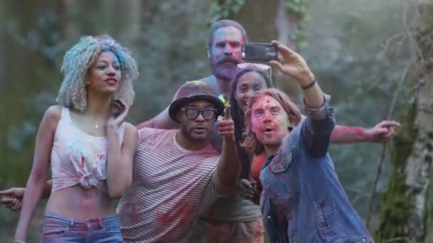 Vänner Omfattas Färgat Pulver Festivalen Pose För Att Selfie — Stockvideo