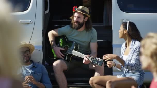 Hipster Grupo Con Autocaravana Divierten Camping Festival Música — Vídeos de Stock