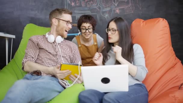 Retrato Jovens Grupos Negócios Trabalhando Brainstorming Escritório Moda — Vídeo de Stock