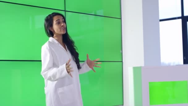 Medizinischer Serviceberater Hält Präsentation Und Interagiert Mit Green Screen Videowand — Stockvideo
