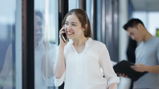 Empresaria Pie Junto Ventana Hablando Por Teléfono Celular Oficina Ciudad — Vídeo de stock