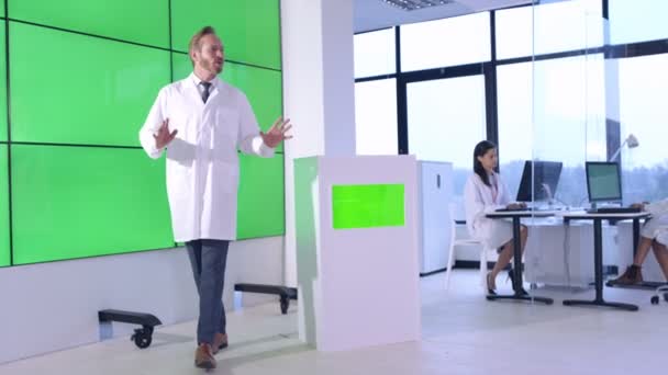 Consulente Del Servizio Medico Che Presenta Interagisce Con Video Wall — Video Stock