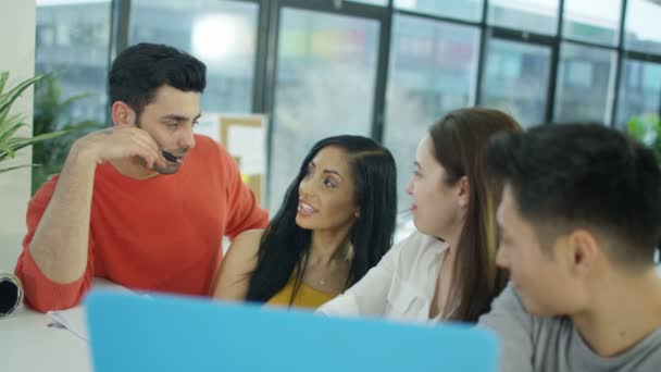 Jovem Equipe Negócios Casual Escritório Olhando Para Laptop Discutindo Ideias — Vídeo de Stock