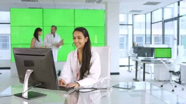 Travailleur Santé Aidant Patient Téléphone Avec Fond Vert — Video