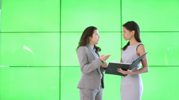 Mulheres Negócios Discussão Escritório Moderno Com Fundo Tela Verde — Vídeo de Stock