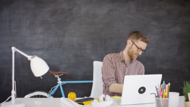 Empresario Oficina Creativa Trabajando Lluvia Ideas Con Notas Adhesivas — Vídeos de Stock