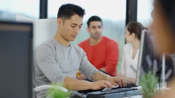 Retrato Atractivo Trabajador Oficina Sonriente Trabajando Computadora Escritorio — Vídeos de Stock