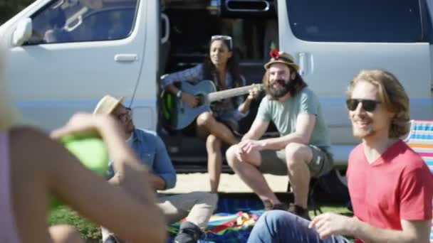 Hipster Gruppen Med Camper Van Att Kul Musik Festival Campingplats — Stockvideo