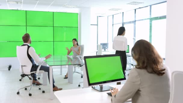 壁とコンピューターのビデオ モニターの近代的なオフィス グリーン スクリーン上に ビジネス チーム — ストック動画