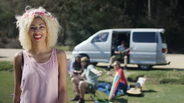 在音乐节露营地与朋友一起微笑的时髦女孩肖像 — 图库视频影像