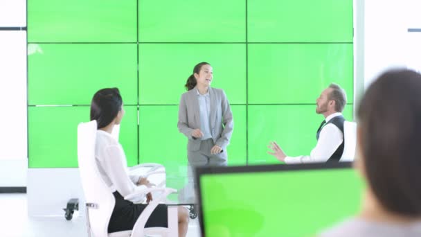 Equipo Gestión Empresarial Una Reunión Con Mural Vídeo Pantalla Verde — Vídeos de Stock