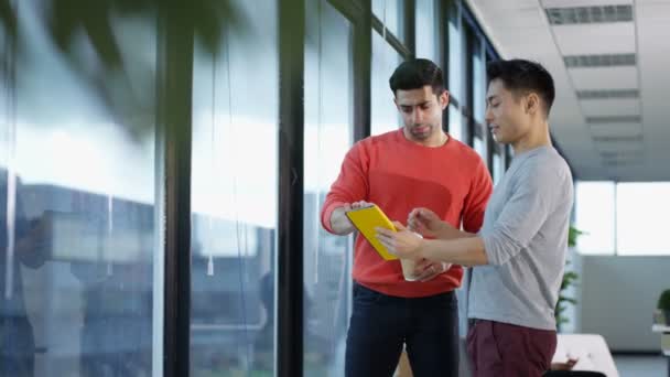 4K Groupe d'affaires occasionnel bavarder, travailler et regarder la vue depuis la fenêtre du bureau 