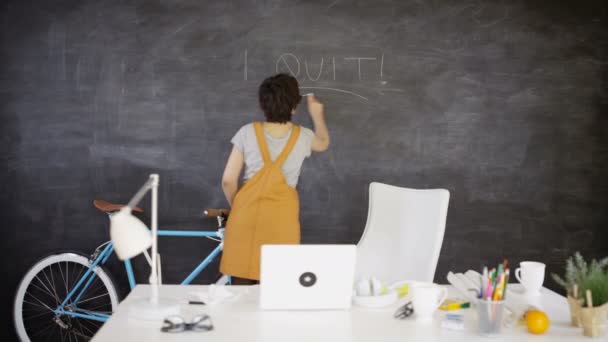 私は終了 黒板を書くクリエイティブ オフィスの の女性実業家 — ストック動画