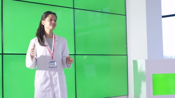 Medizinischer Serviceberater Hält Präsentation Und Interagiert Mit Green Screen Videowand — Stockvideo