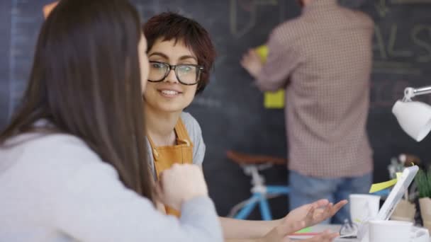 4K Groupe d'affaires de travail et de remue-méninges dans le bureau créatif donner un haut cinq 