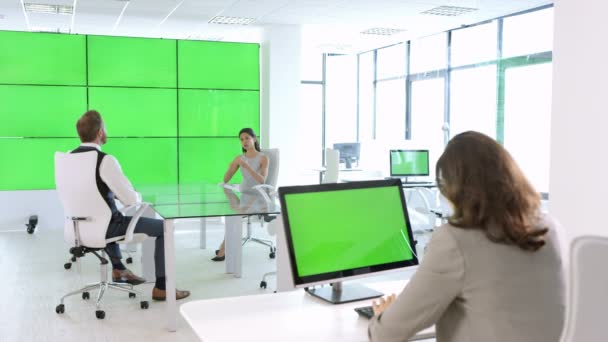 Equipo Negocios Pantalla Verde Moderna Oficina Los Monitores Video Wall — Vídeo de stock
