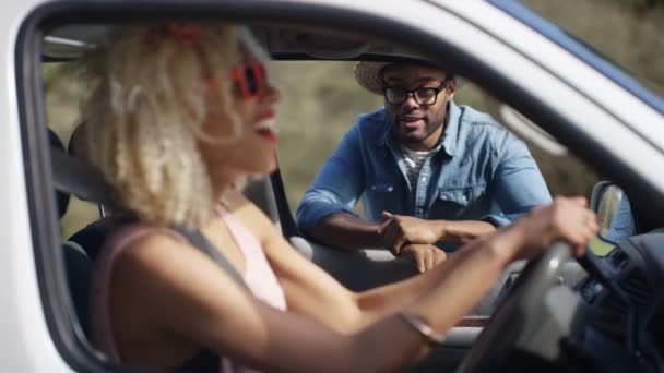 时髦的家伙通过她的车开着的窗户和年轻女人聊天 — 图库视频影像