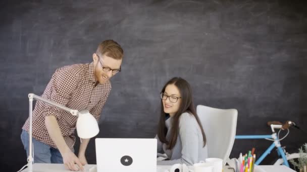 Obchodní Muž Žena Pracující Kreativní Kanceláři Kreslení Šipky Tabuli — Stock video