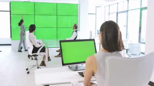 Business Team Een Vergadering Moderne Kantoor Met Groen Scherm — Stockvideo