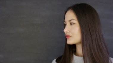 4 k Closeup nötr ifade boş kara tahta arka plan ile kadın portresi