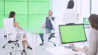 4 k iş yöneticileri ile yeşil ekran video duvarın arkasında bir toplantıda