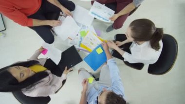 görünümünü geçici iş yükü 4 k Grup çalışma ve modern yaratıcı ofis fikirleri tartışmak