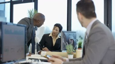 4 k vurguladı işadamı tablet vasıl seyir ve meslektaşları için konuşmaya şehir ofis