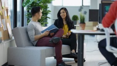 4 k rahat iş Grup sohbet, çalışma ve manzaraya ofis penceresinden bakıyor