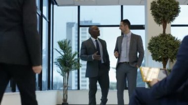 4 k iş ortakları karşılamak ve şehir ofisine yürüyorlar gibi el sallamak
